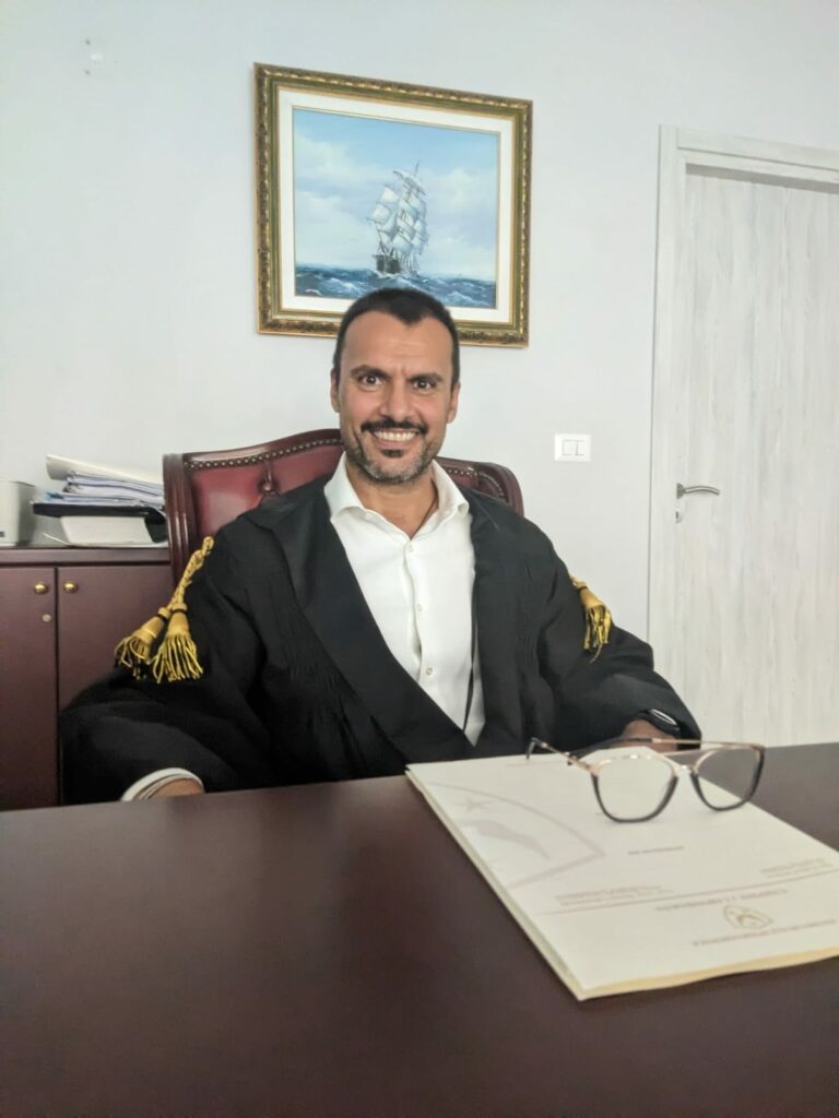 L'avvocato Vincenzo Stante in toga, nel suo studio